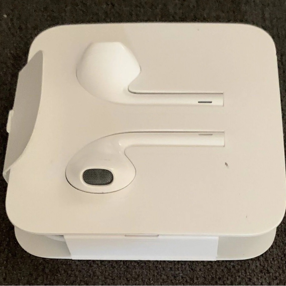 🍎Original Apple EarPods with Lightning Connector 🍎 - Picture 4 of 4